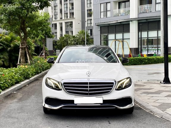 Model 2017 màu trắng, lên nhiều đồ