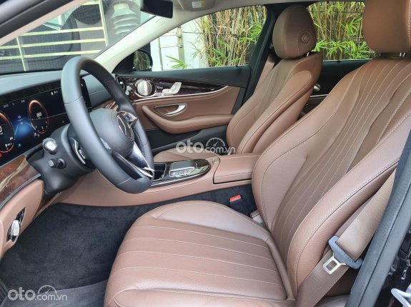 Mercedes-Benz E200 Exclusive V1 2023 - Odo 900 km, đen nội thất nâu, siêu lướt chính hãng