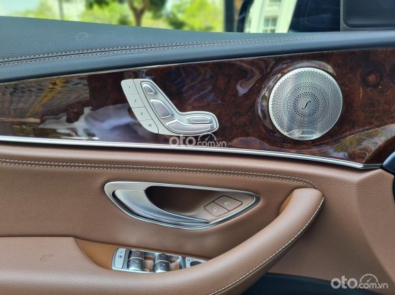 Mercedes-Benz E200 Exclusive V1 2023 - Odo 900 km, đen nội thất nâu, siêu lướt chính hãng