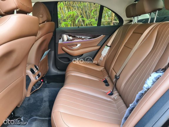 Mercedes-Benz E200 Exclusive V1 2023 - Odo 900 km, đen nội thất nâu, siêu lướt chính hãng