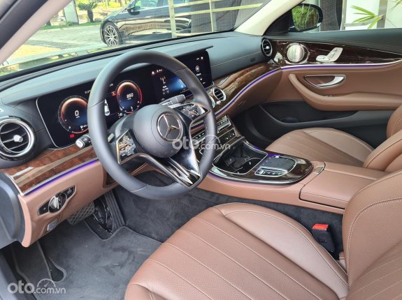 Mercedes-Benz E200 Exclusive V1 2023 - Odo 900 km, đen nội thất nâu, siêu lướt chính hãng
