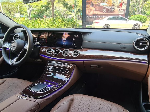 Mercedes-Benz E200 Exclusive V1 2023 - Odo 900 km, đen nội thất nâu, siêu lướt chính hãng
