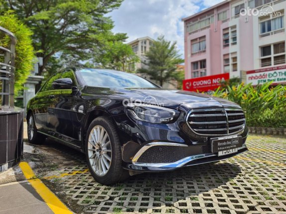 Mercedes-Benz E200 Exclusive V1 2023 - Odo 900 km, đen nội thất nâu, siêu lướt chính hãng