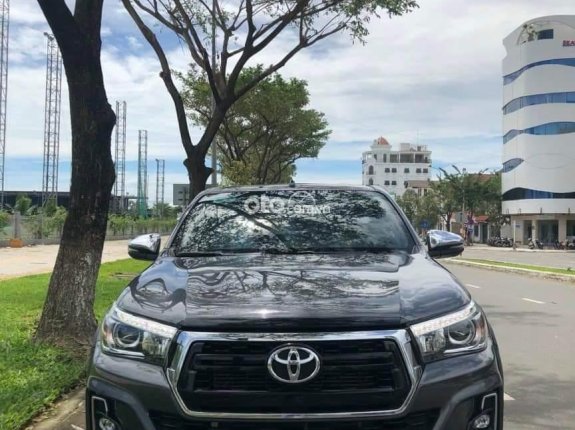 Toyota Hilux 2.8G 4×4 AT 2018 - Bán xe màu xám