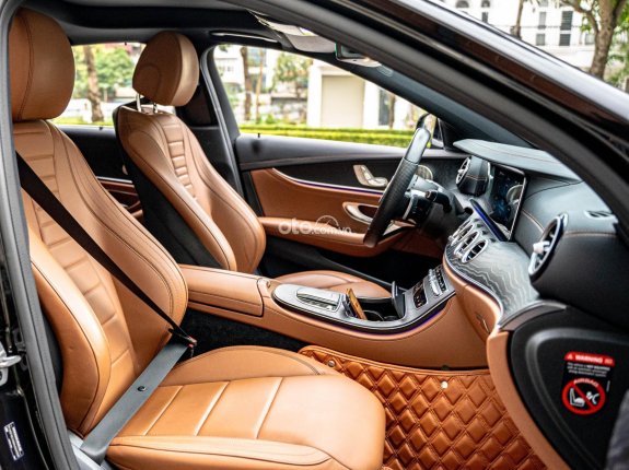 Mercedes-Benz E300 AMG 2021 - Cần bán xe màu đen