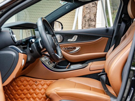 Mercedes-Benz E300 AMG 2021 - Cần bán xe màu đen