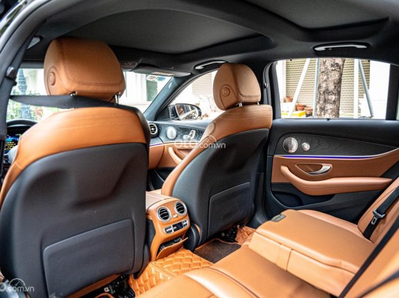 Mercedes-Benz E300 AMG 2021 - Cần bán xe màu đen