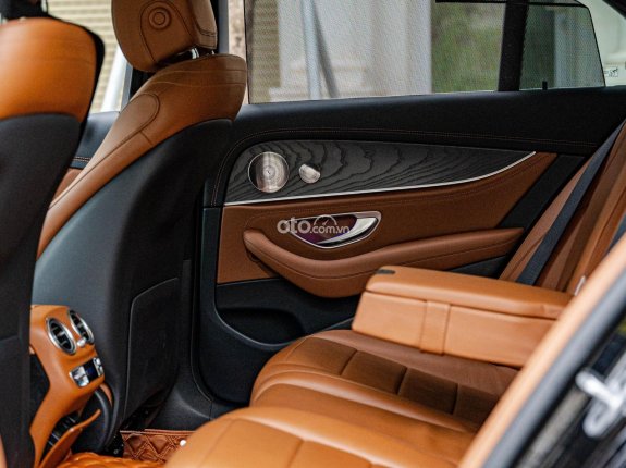 Mercedes-Benz E300 AMG 2021 - Cần bán xe màu đen