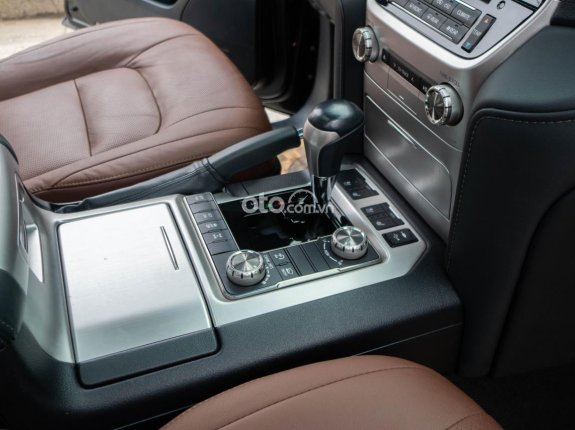 Toyota Land Cruiser VX 4.6 V8 2020 - Xe màu đen, xe nhập