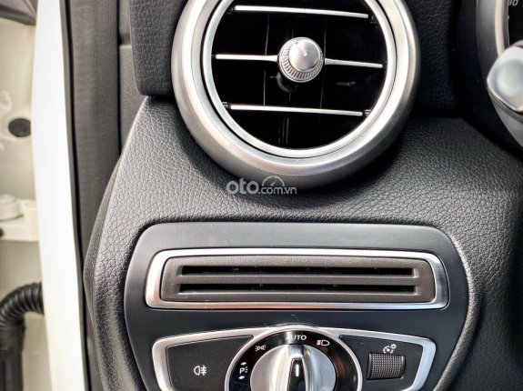 Mercedes-Benz GLC 300 4Matic 2016 - Xe màu trắng