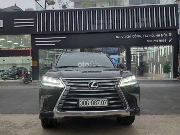 Xe màu đen nội thất đen