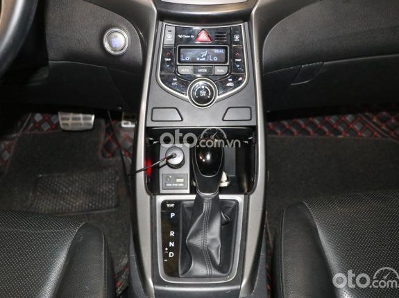 Hyundai Elantra 2015 - Màu bạc, nhập khẩu nguyên chiếc