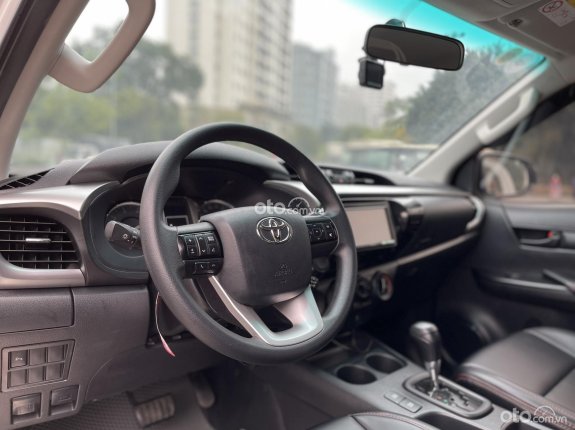Toyota Hilux 2.4E 4×2 AT 2021 - Xe còn rất mới