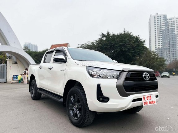 Toyota Hilux 2.4E 4×2 AT 2021 - Xe còn rất mới