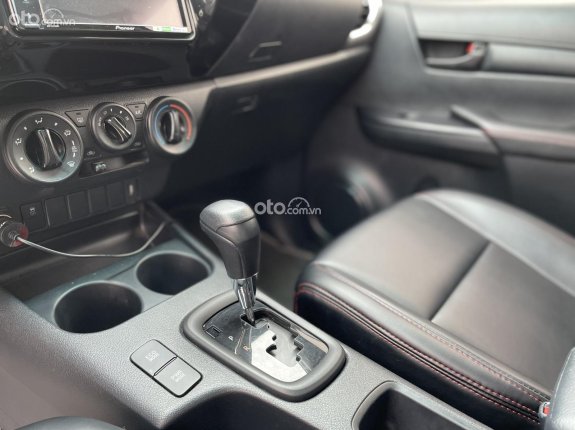 Toyota Hilux 2.4E 4×2 AT 2021 - Xe còn rất mới
