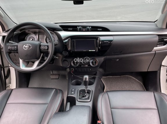 Toyota Hilux 2.4E 4×2 AT 2021 - Xe còn rất mới