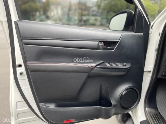 Toyota Hilux 2.4E 4×2 AT 2021 - Xe còn rất mới