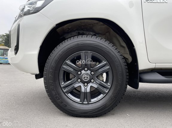 Toyota Hilux 2.4E 4×2 AT 2021 - Xe còn rất mới