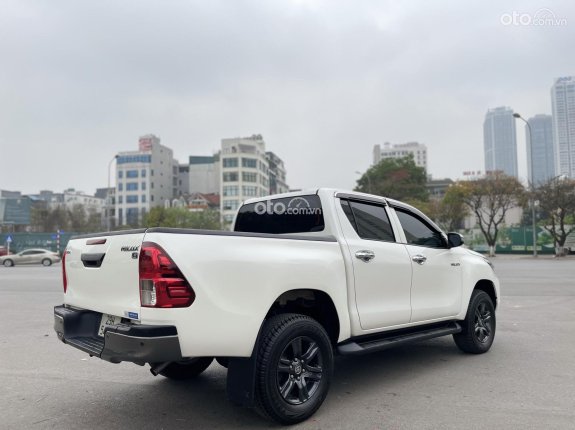 Toyota Hilux 2.4E 4×2 AT 2021 - Xe còn rất mới