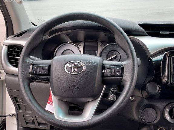 Toyota Hilux 2.4E 4×2 AT 2021 - Xe còn rất mới