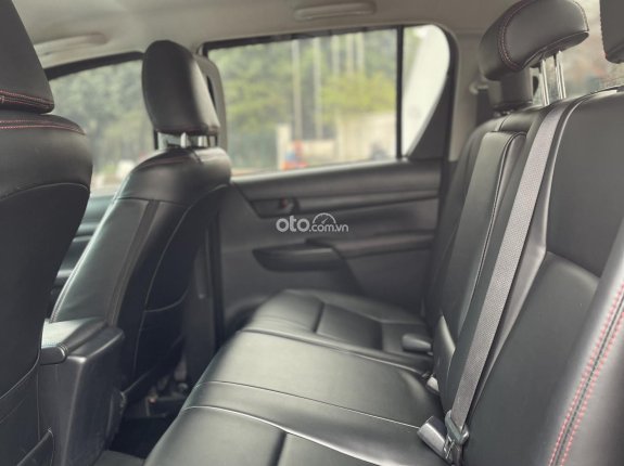 Toyota Hilux 2.4E 4×2 AT 2021 - Xe còn rất mới