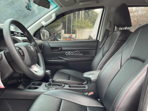 Toyota Hilux 2.4E 4×2 AT 2021 - Xe còn rất mới