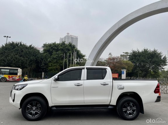 Toyota Hilux 2.4E 4×2 AT 2021 - Xe còn rất mới