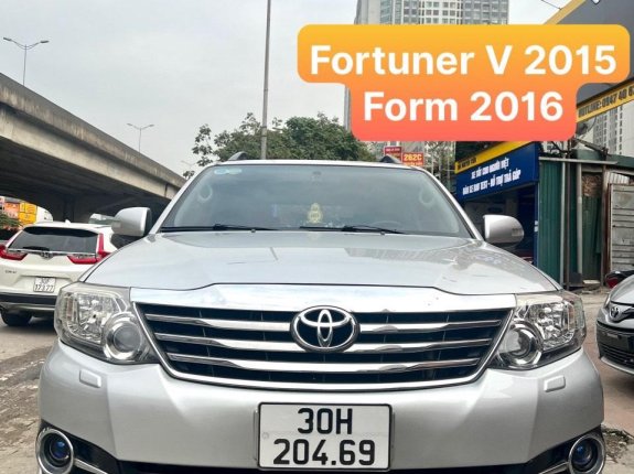 Toyota Fortuner 2.7 V 4X2 AT 2015 - Màu bạc, 580tr