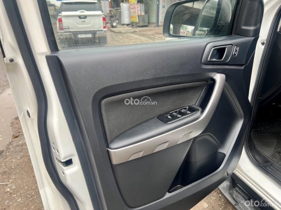 Ford Ranger XLS 2.2 4x2 AT 2018 - Cần bán gấp, xe form 2019, xe gia đình, giá tốt 550tr