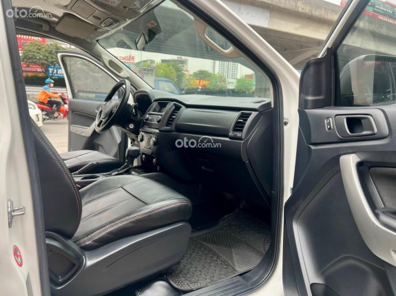 Ford Ranger XLS 2.2 4x2 AT 2018 - Cần bán gấp, xe form 2019, xe gia đình, giá tốt 550tr