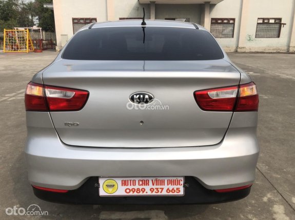 Kia Rio 1.4 MT Sedan 2015 - Màu bạc, số sàn