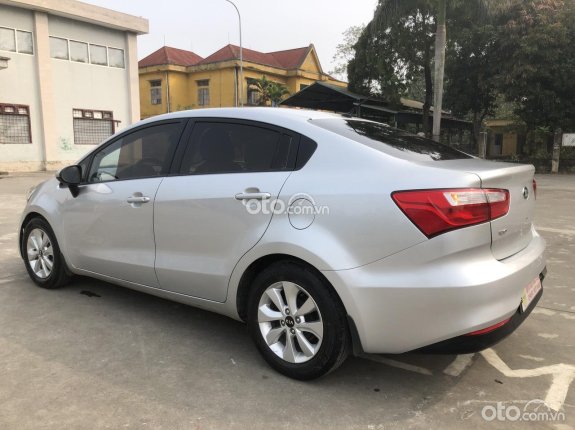 Kia Rio 1.4 MT Sedan 2015 - Màu bạc, số sàn