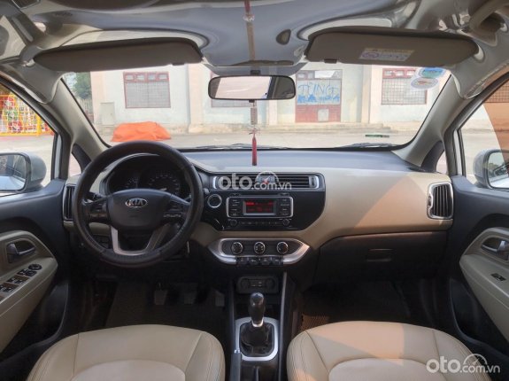 Kia Rio 1.4 MT Sedan 2015 - Màu bạc, số sàn