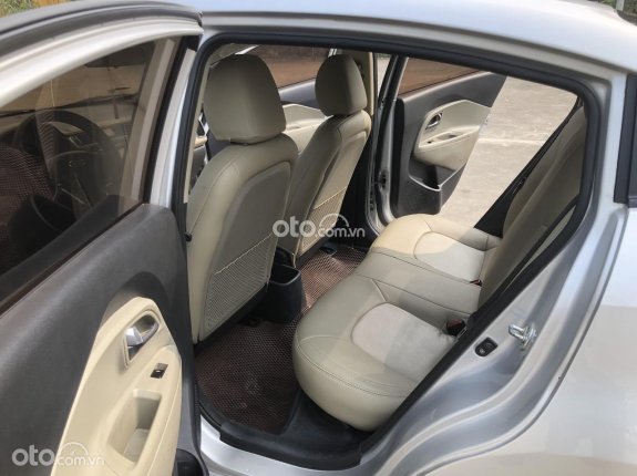 Kia Rio 1.4 MT Sedan 2015 - Màu bạc, số sàn
