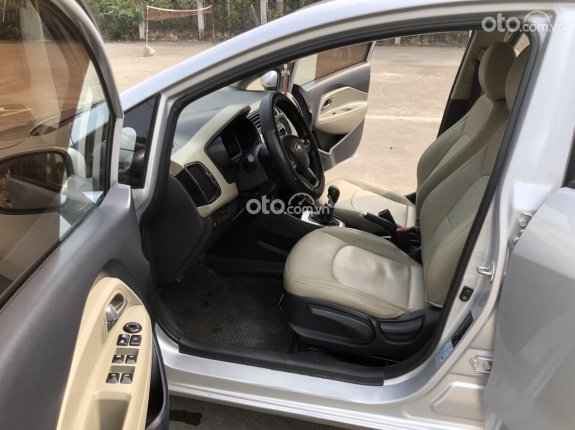 Kia Rio 1.4 MT Sedan 2015 - Màu bạc, số sàn