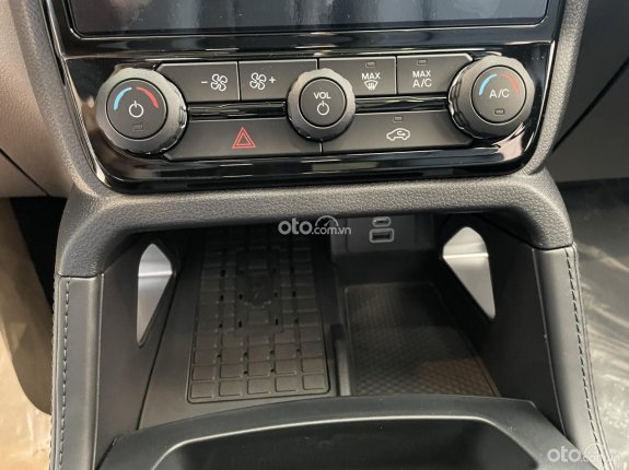 Ford Everest Ambiente 2.0 AT 4x2 2023 - Ưu đãi đặc biệt cho khách hàng lấy xe trong tháng 04