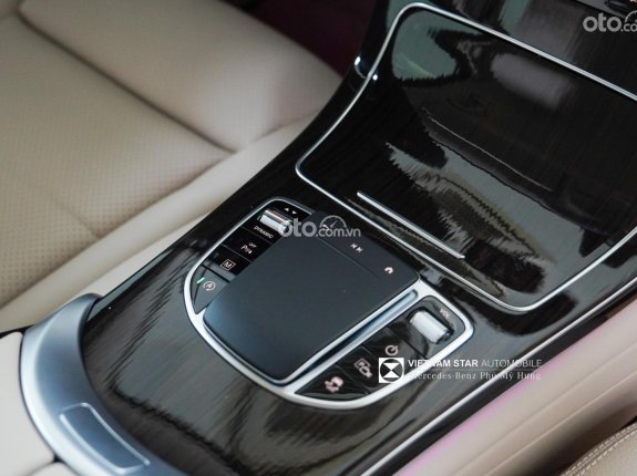 Mercedes-Benz GLC 200 V1 2022 - Tặng bảo hiểm vật chất 1 năm