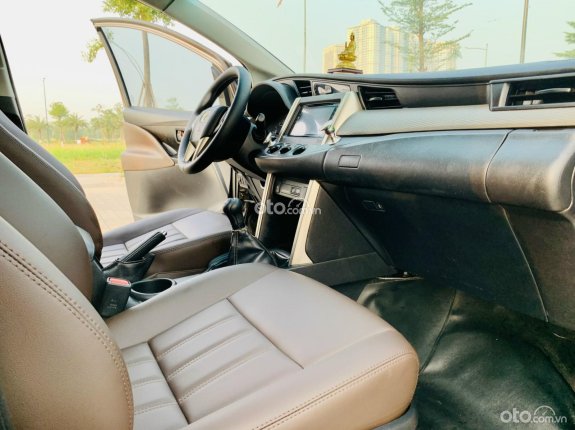 Toyota Innova 2.0E 2017 - Biển phố