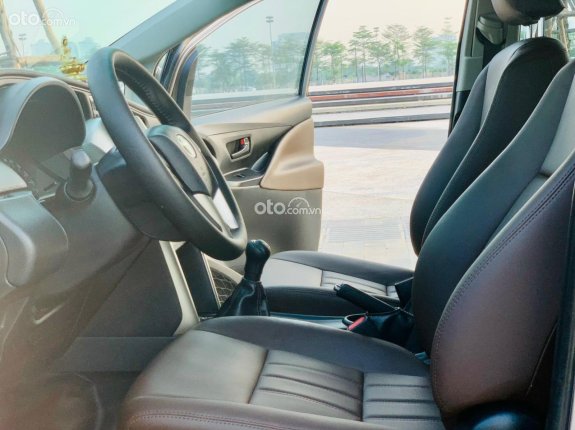 Toyota Innova 2.0E 2017 - Biển phố