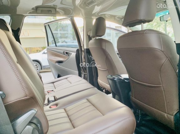 Toyota Innova 2.0E 2017 - Biển phố