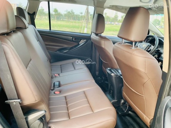 Toyota Innova 2.0E 2017 - Biển phố