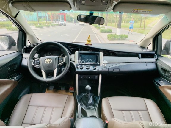 Toyota Innova 2.0E 2017 - Biển phố