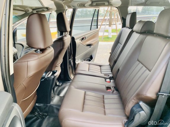 Toyota Innova 2.0E 2017 - Biển phố