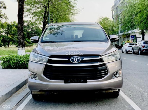 Toyota Innova 2.0E 2017 - Biển phố