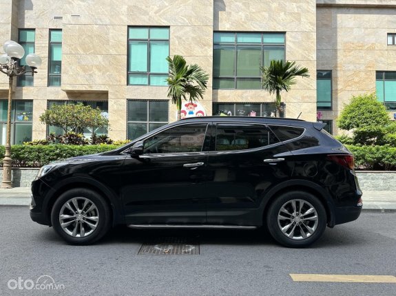 Hyundai Santa Fe 2018 - Tên tư nhân, màu đen, biển hn, odo hơn 8v km