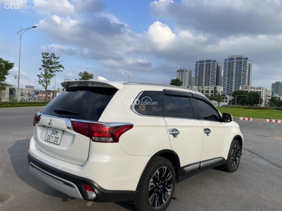 Mitsubishi Outlander 2.0 CVT Premium 2021 - Biển SIÊU VIP.