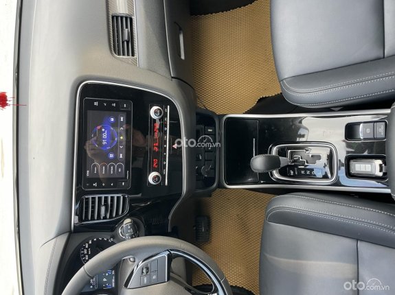 Mitsubishi Outlander 2.0 CVT Premium 2021 - Biển SIÊU VIP.