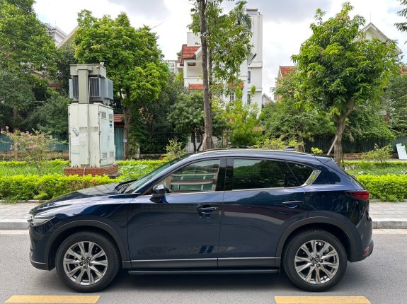 Mazda CX-5 2022 - màu xanh cavansite