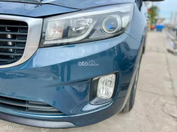 Kia Sedona 2.2 DAT 2016 - Trang bị: cam hành trình, ghế da cao cao cấp, gương hậu tự động chóng chói,  vô lăng 3 chấu