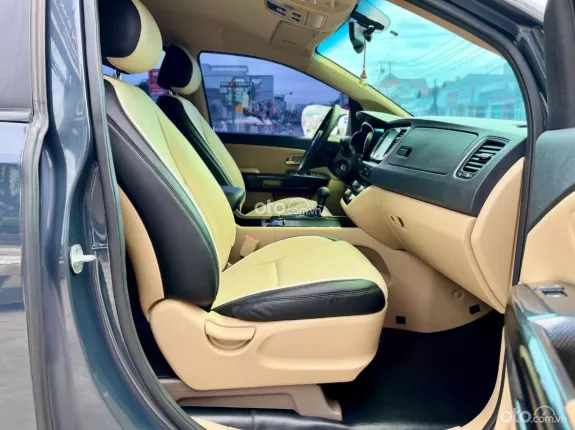 Kia Sedona 2.2 DAT 2016 - Trang bị: cam hành trình, ghế da cao cao cấp, gương hậu tự động chóng chói,  vô lăng 3 chấu